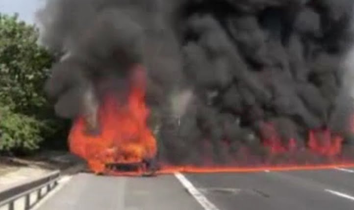 Yanan araç alev topuna döndü