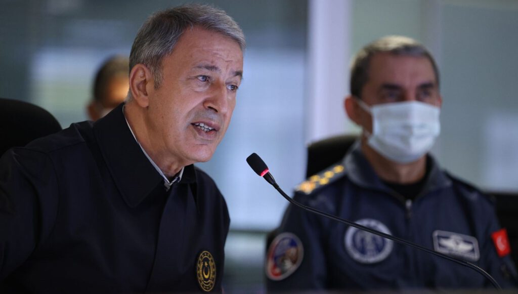 Bakan Akar’ın uçağı acil iniş yaptı