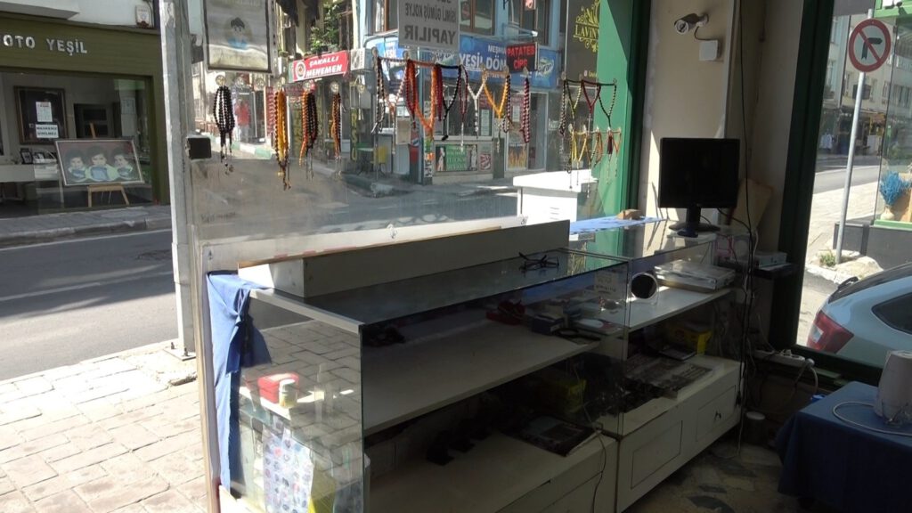 Bursa’da 200 bi̇n li̇ralık gümüş takı çalındı