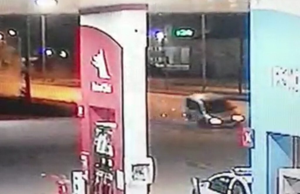Bursa’da, araç petrol istasyonuna daldı
