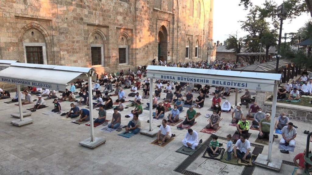 Bursa’da cami̇ler doldu taştı