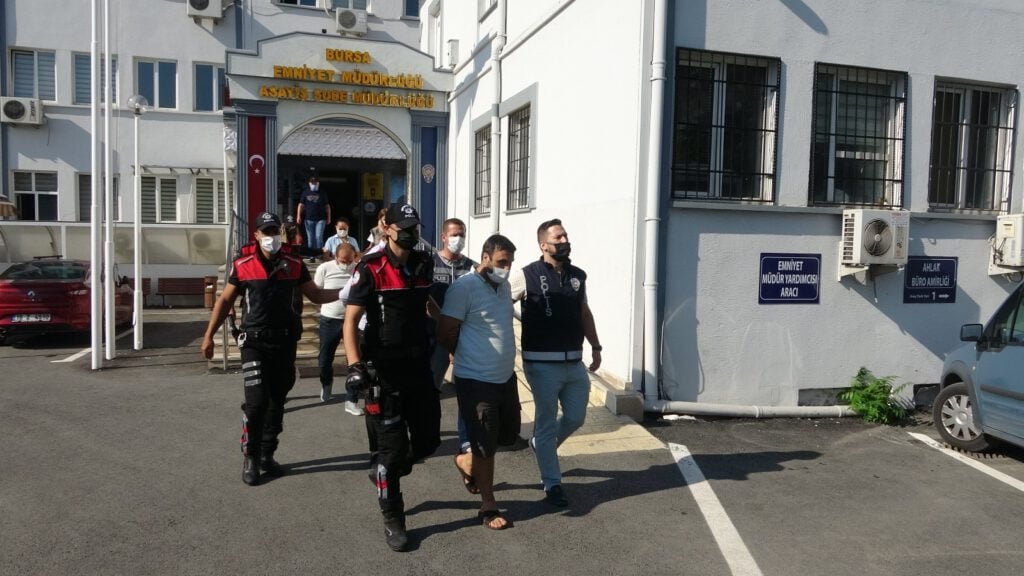 Bursa’da fuhuş çetesi̇ne darbe