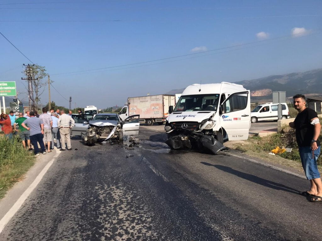 Bursa’da otomobil ve minibüs çarpıştı