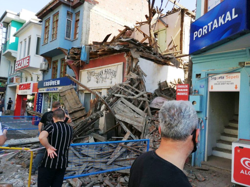 Bursada tari̇hi̇ bi̇na çöktü