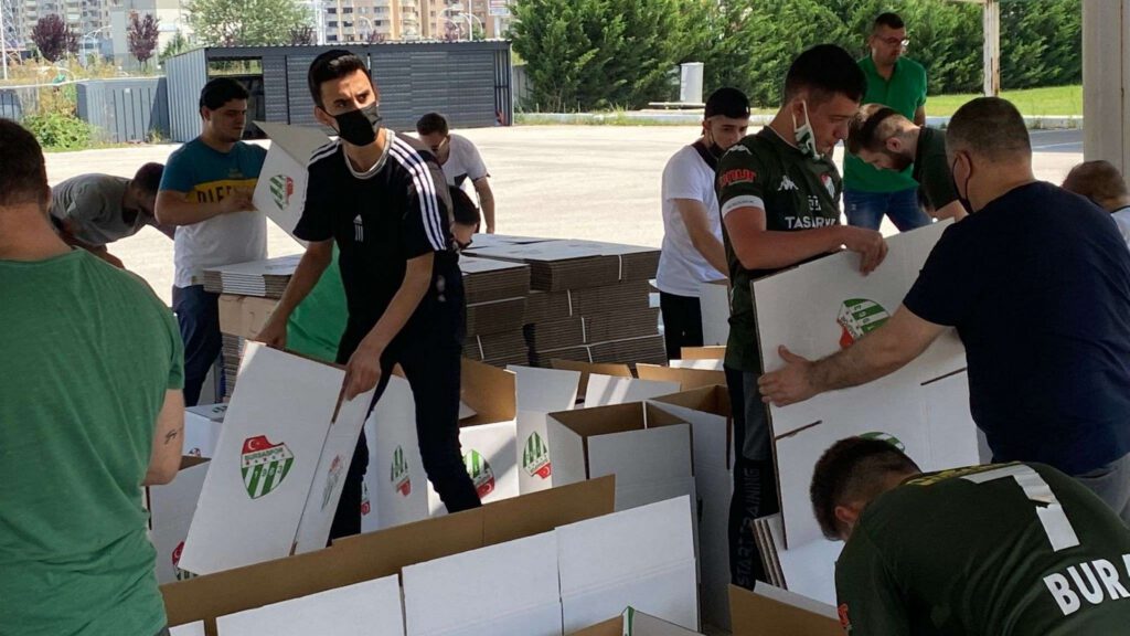 Bursaspor, 500 ai̇leye kurban ve gıda yardımı yaptı