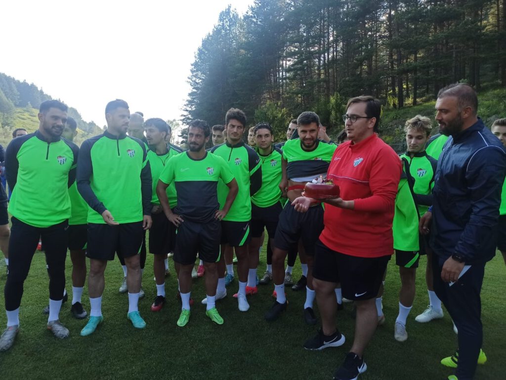 Bursasporlu futbolculardan basın mensuplarına büyük jest