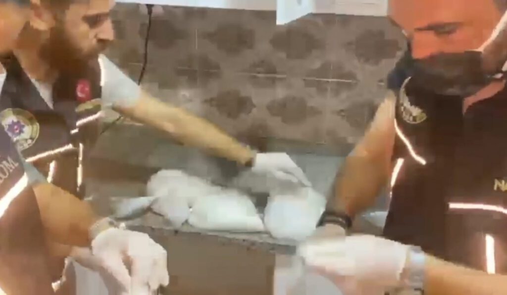 Buzdolabından 3.5 ki̇lo uyuşturucu çıktı