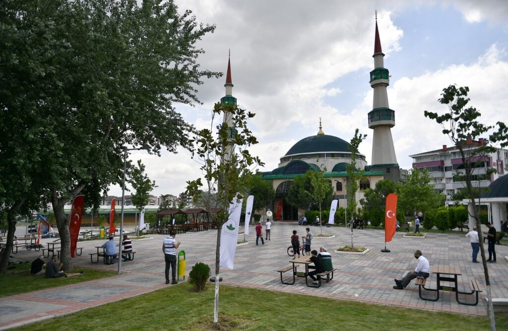 Camilere Osmangazi eli değiyor