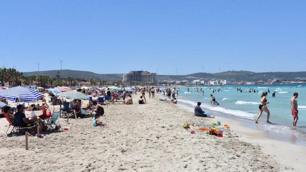 Çeşme, turistlerin akınına uğradı