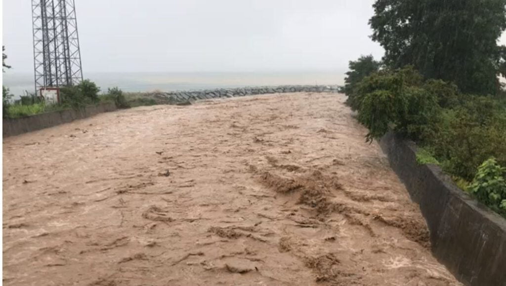 Dereler taştı, evleri su bastı, yollar kapandı
