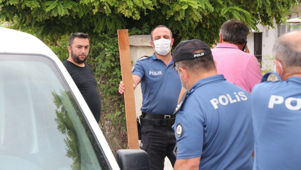 Doktora ‘çivili tahta’yla saldırdı!