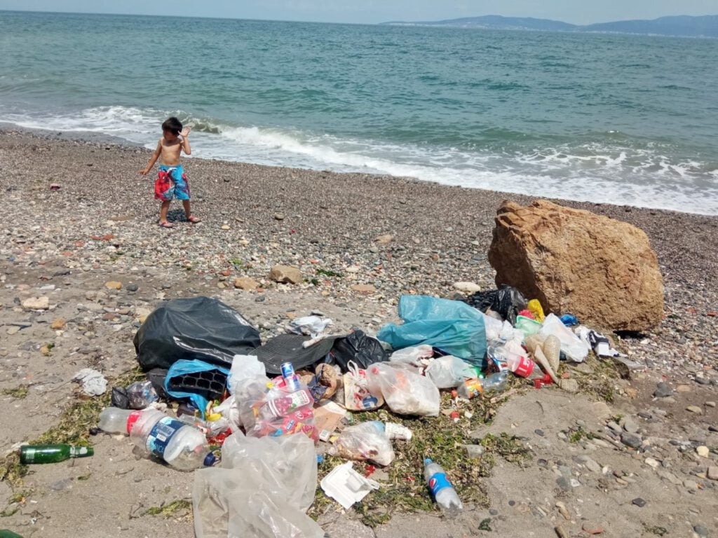 Duyarsız vatandaşlar Mudanya sahillerini çöplüğe çevirdi
