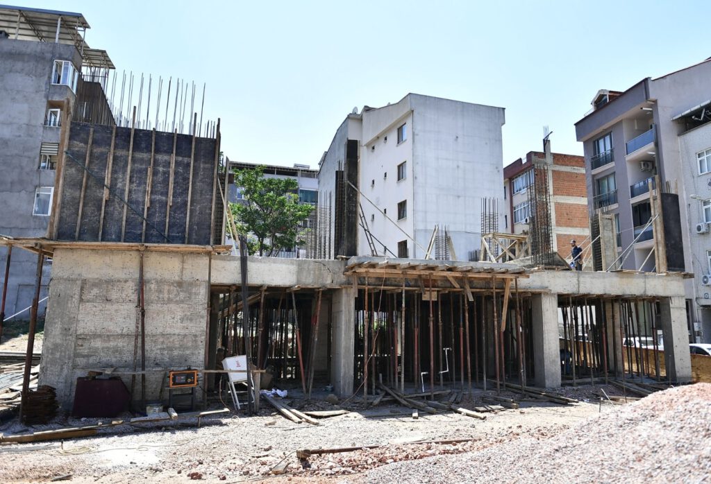 Elmasbahçeler hizmet binası yükseliyor