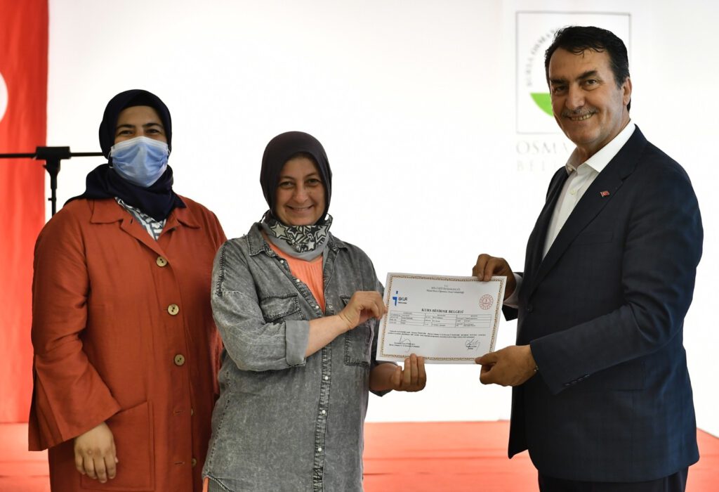 Halıcılık kursi̇yerleri̇ serti̇fi̇kalarına kavuştu