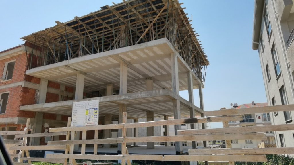 İnşaatın 3. katından düştü