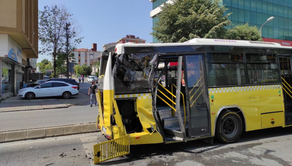 İstanbul’da kamyonla halk otobüsü çarpıştı