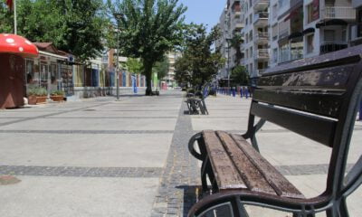 İzmir’de sahiller doldu, kent merkezi boş kaldı