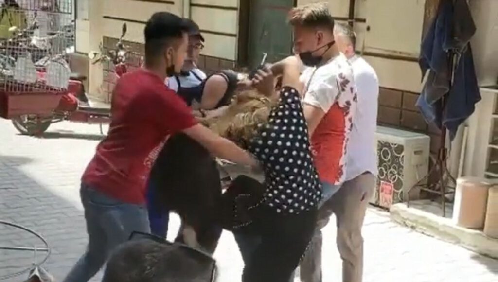 Kavgaya tutuşan genç kızları esnaf ayırdı