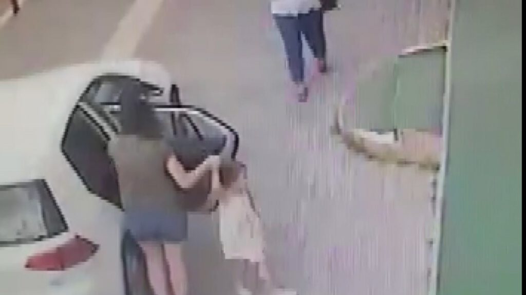 Kızın kolundan düşen altın künyeyi̇ çaldı