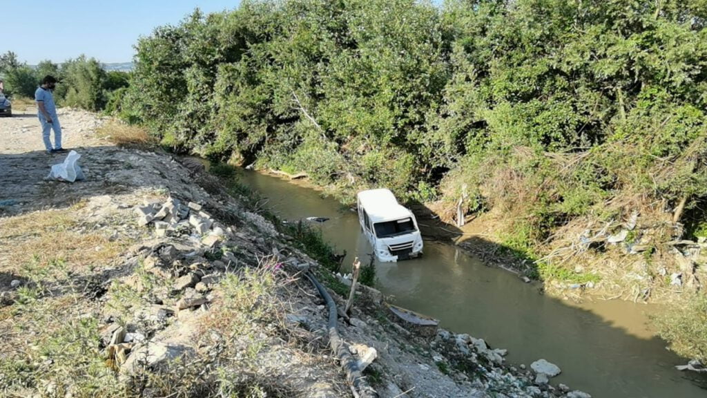 Kontrolden çıkan servis midibüsü dereye uçtu