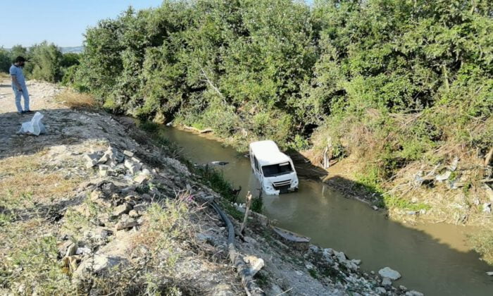 Kontrolden çıkan servis midibüsü dereye uçtu