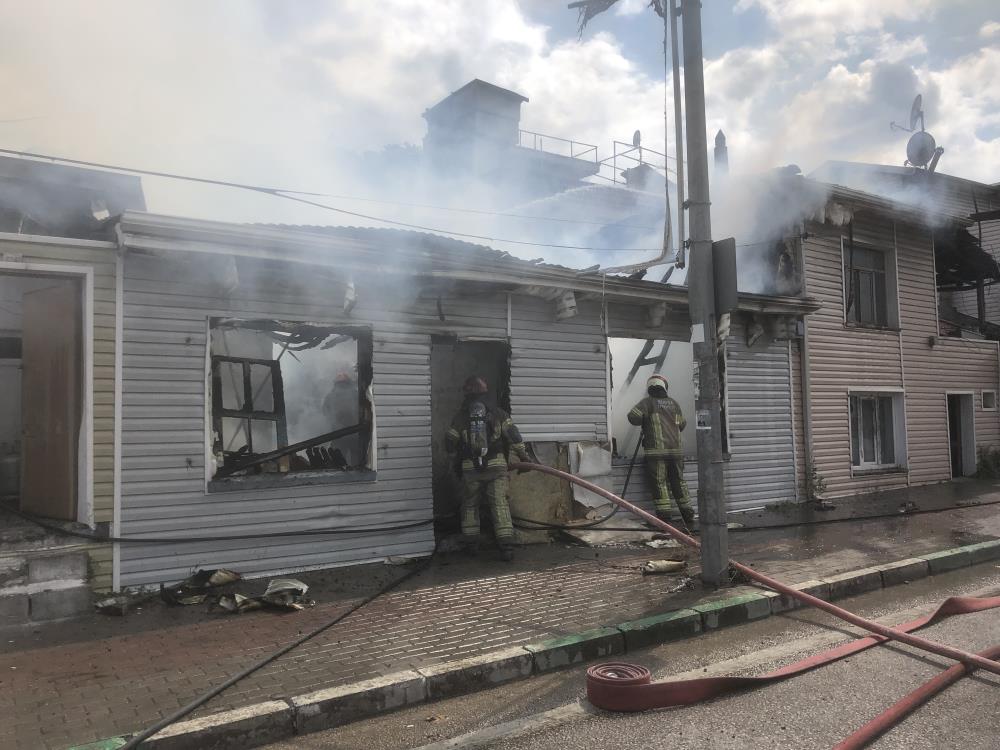 Bursa’da 3 ev küle döndü