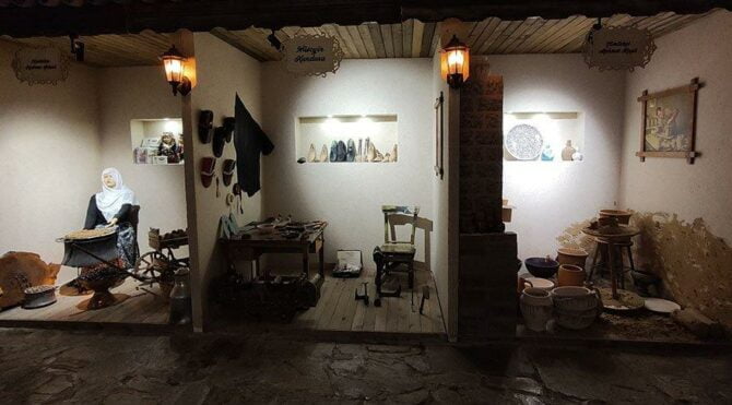 Müzeye giren 100 yıl öncesinin esnafını görüyor
