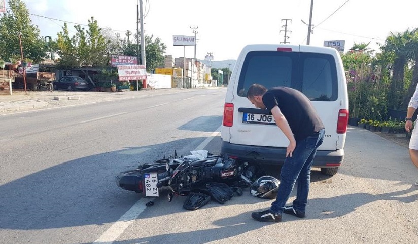 Duran araca çarptı, ölümden döndü