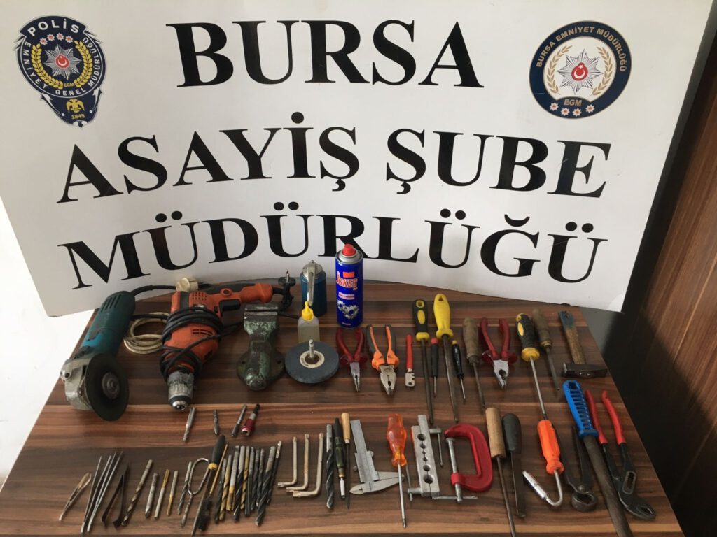 Silah ürettiği evinde kendini vurdu