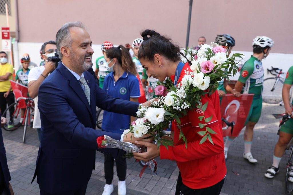 Tarih yazan İlgün’e coşkulu karşılama