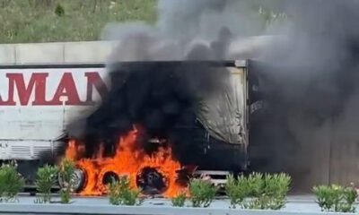 Mısır yüklü tır yolda alev aldı