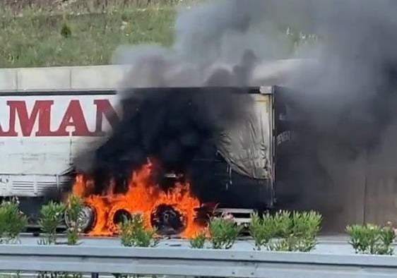 Mısır yüklü tır yolda alev aldı
