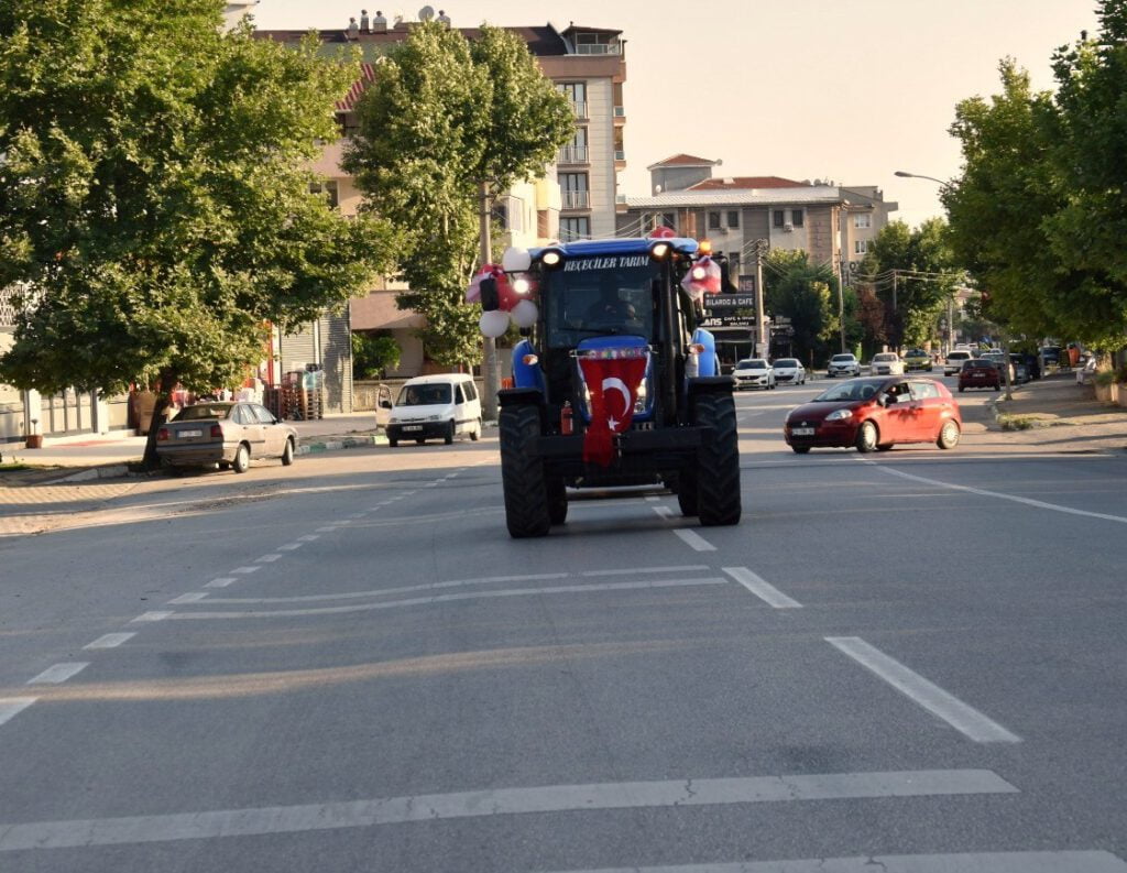 Traktörden sünnet arabası yaptılar!