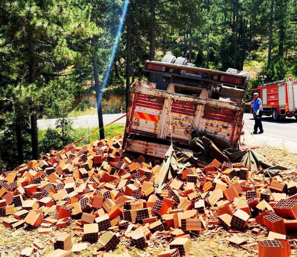 Tuğla yüklü kamyon devri̇ldi̇: 4 yaralı