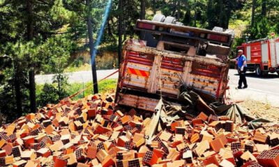 Tuğla yüklü kamyon devri̇ldi̇: 4 yaralı