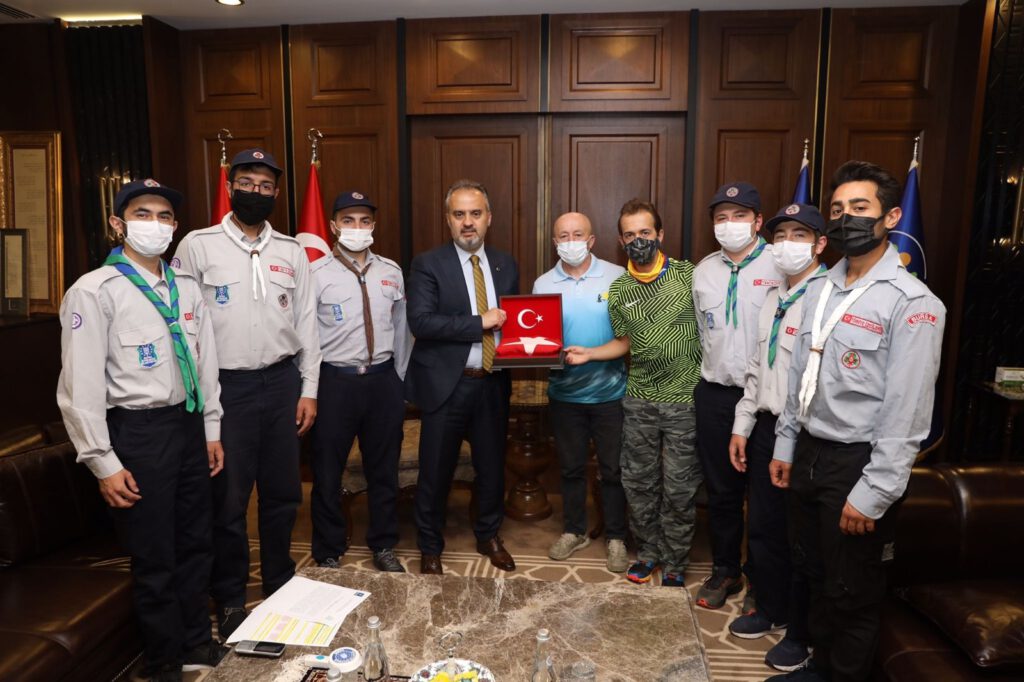 Türk bayrağı Uludağ’ın zirvesinde dikildi