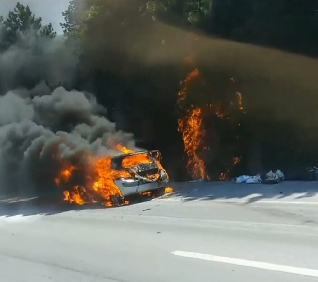 Yanan otomobi̇ldeki̇ alevler ormana sıçradı