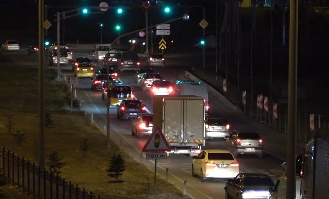 Yaz tatili başladı, yollar tıkandı