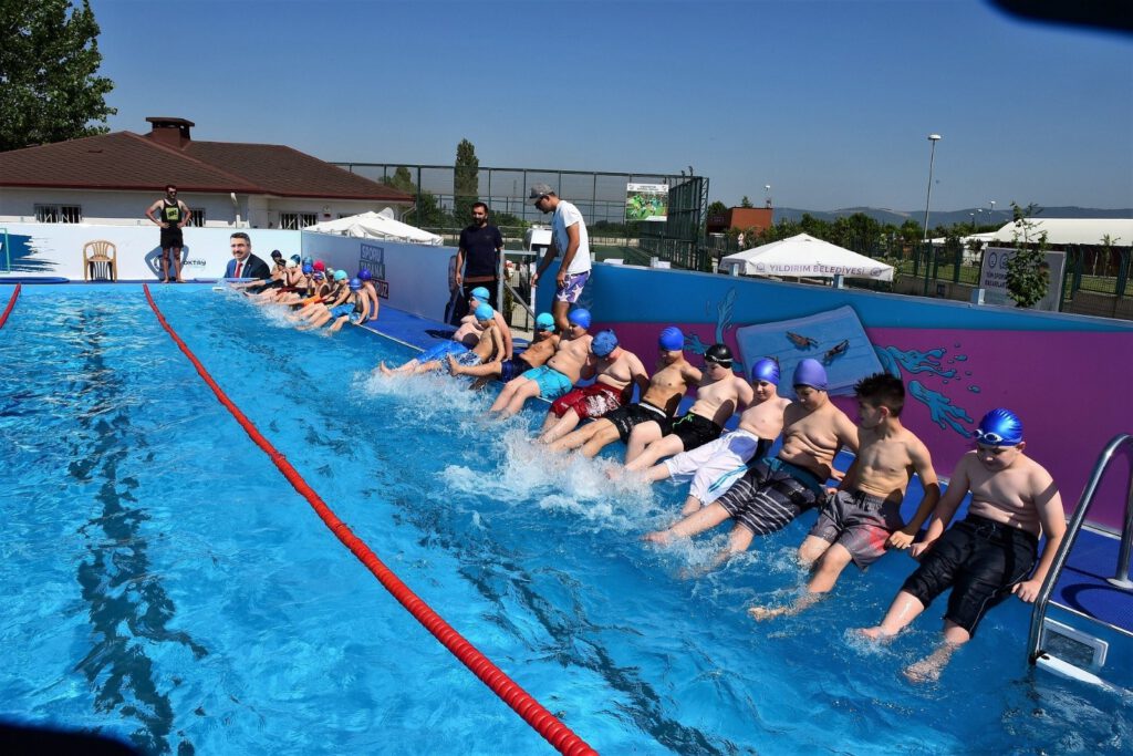 Yıldırımlı çocukların havuz keyfi̇