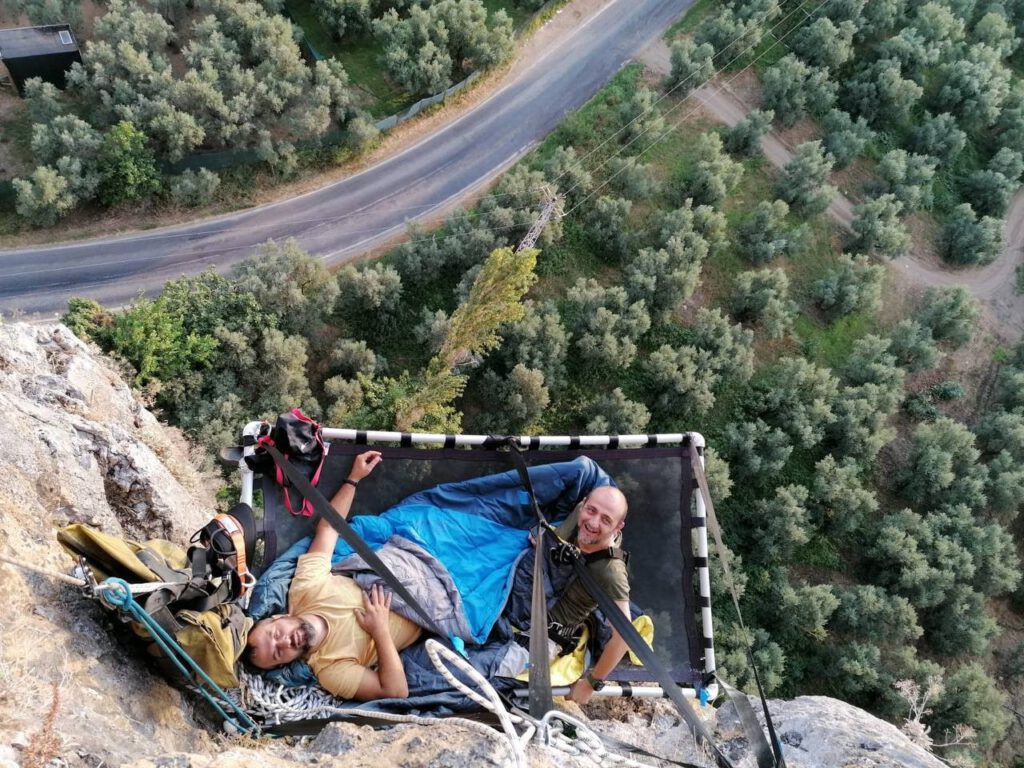 116 metrelik kayada konakladılar