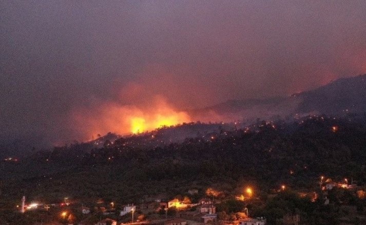 Alevler geceyi aydınlattı