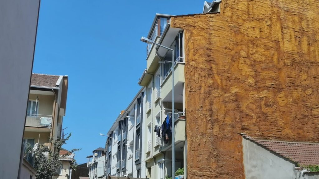 3. kattan düşen çocuk ağır yaralandı