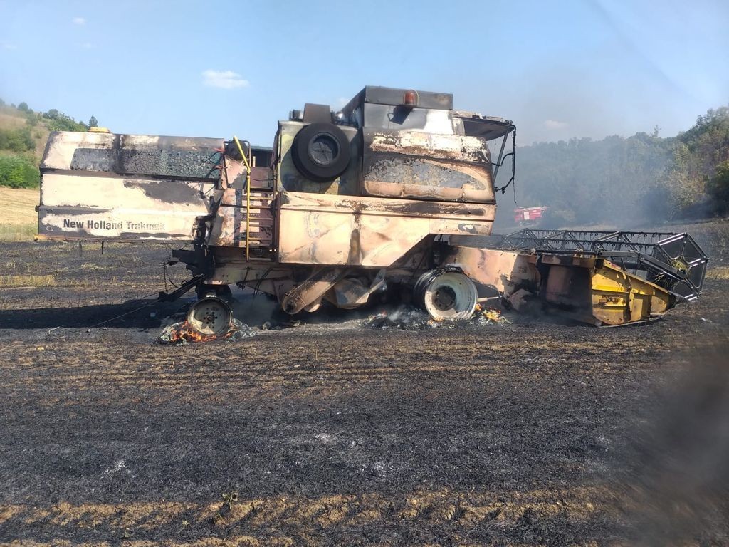 Alev alan biçerdöver, ormanı yakıyordu