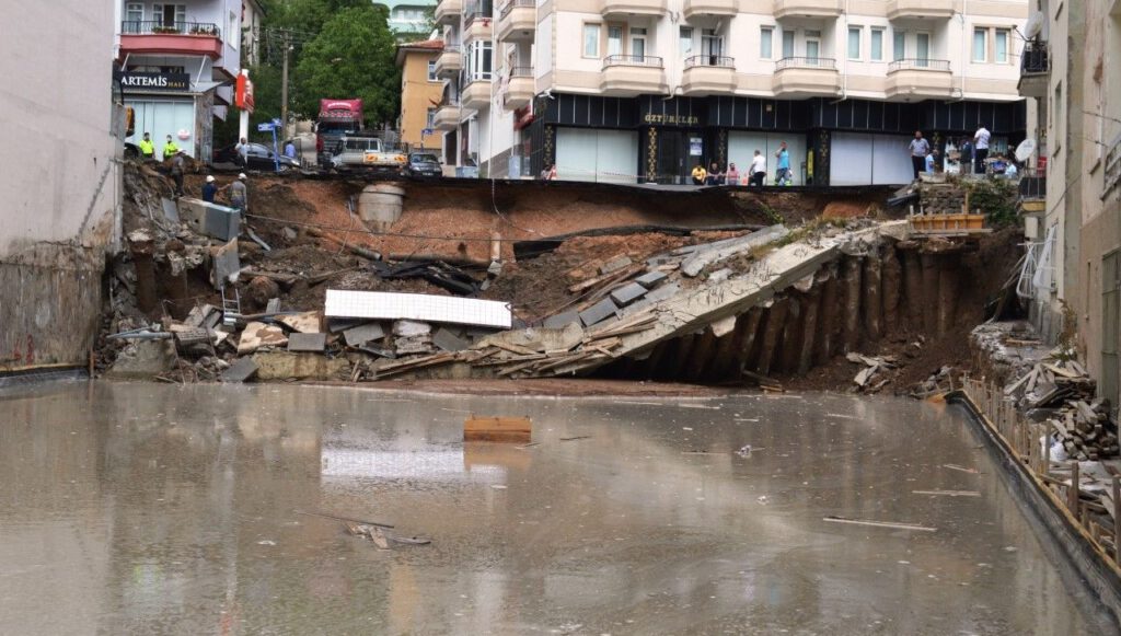 Ankara’da istinat duvarı çöktü
