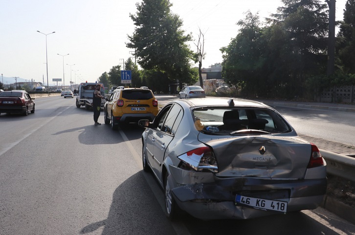 Ticari taksi ile otomobil çarpıştı: 2 yaralı