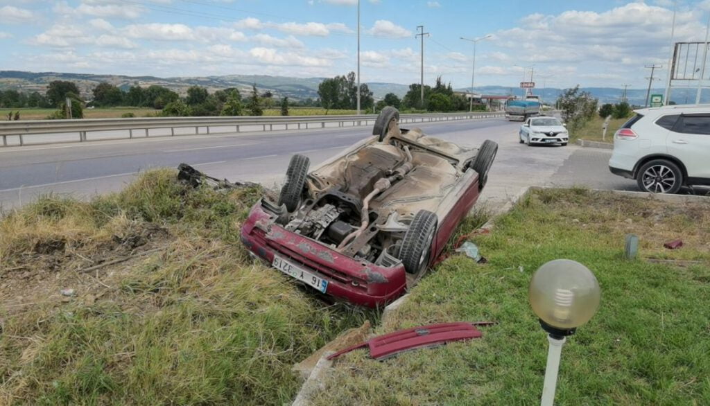 Bursa’da araç takla attı