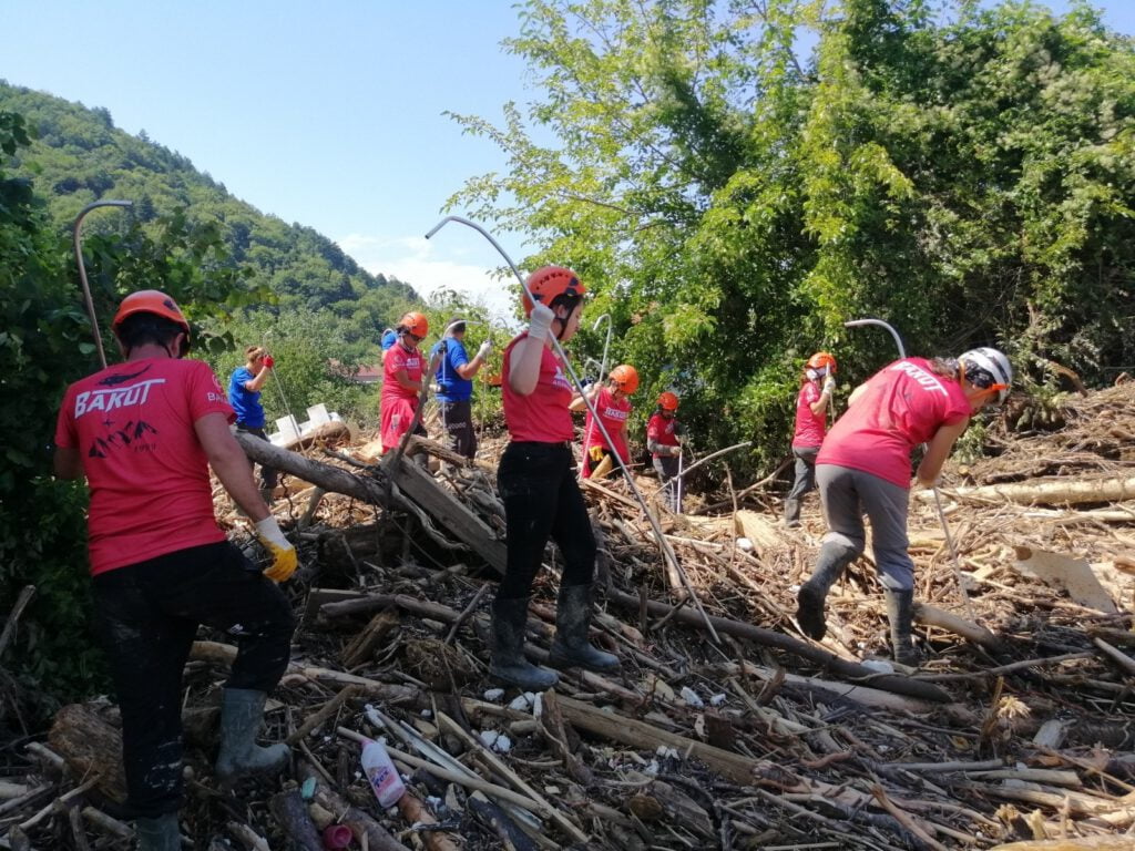 BAKUT ekibi sel bölgesinde çalışıyor