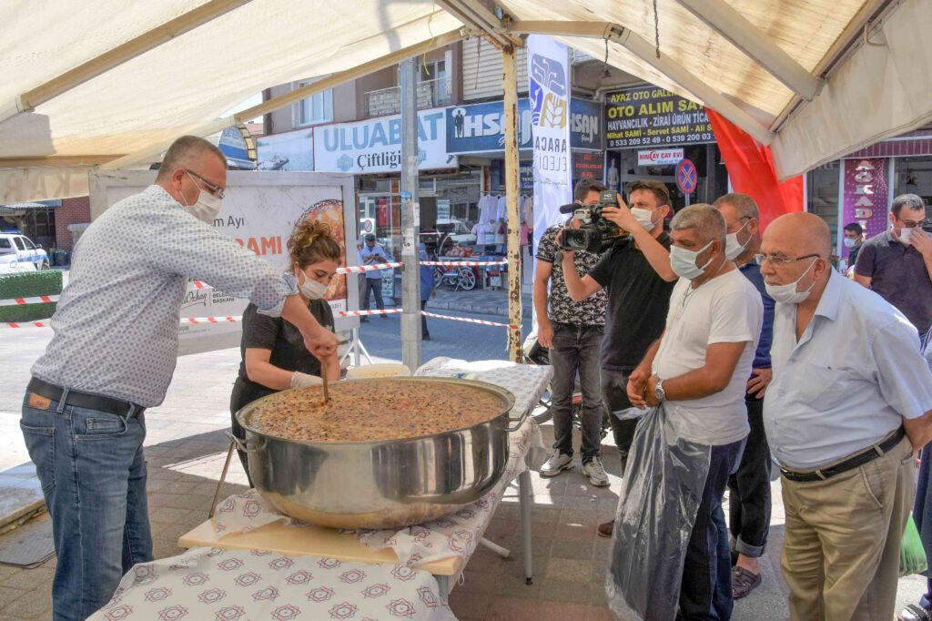Başkan Özkan, Karacabeylilere aşure dağıttı