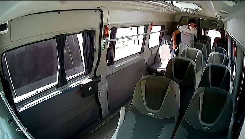 Bindiği minibüste hırsızlık yaptı