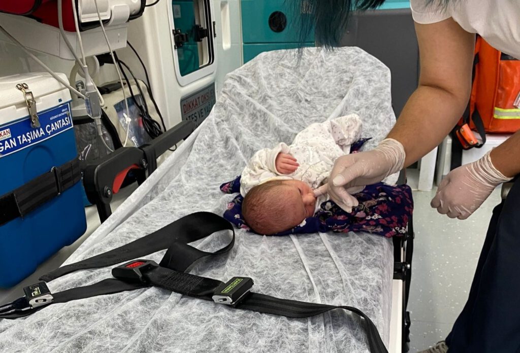 Bursa’da 3 günlük bebeği yol kenarına attılar!